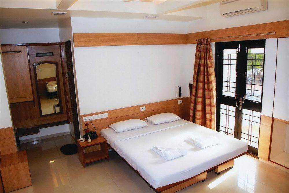 פונה Hotel Ashiyana מראה חיצוני תמונה
