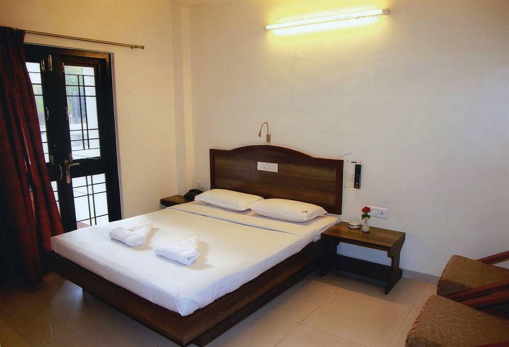פונה Hotel Ashiyana מראה חיצוני תמונה